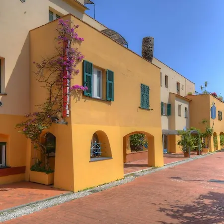 Casa Saracena Fronte Mare * 瓦里格提